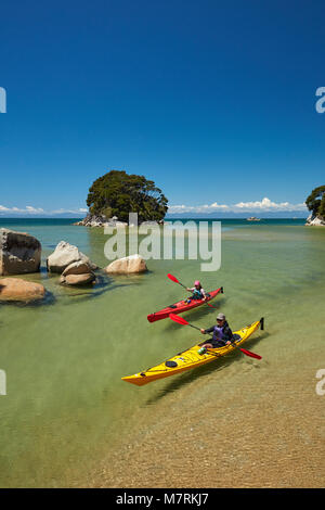 Kajakfahrer, Mosquito Bay, Abel Tasman National Park, Nelson, Südinsel, Neuseeland (Model Released) Stockfoto