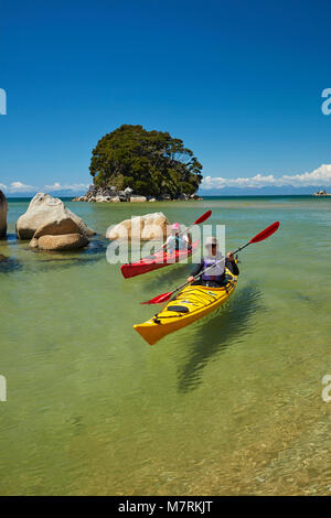 Kajakfahrer, Mosquito Bay, Abel Tasman National Park, Nelson, Südinsel, Neuseeland (Model Released) Stockfoto