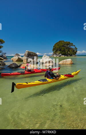 Kajakfahrer, Mosquito Bay, Abel Tasman National Park, Nelson, Südinsel, Neuseeland (Model Released) Stockfoto