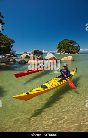 Kajakfahrer, Mosquito Bay, Abel Tasman National Park, Nelson, Südinsel, Neuseeland (Model Released) Stockfoto