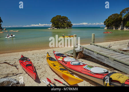 Kajaks, Mosquito Bay, Abel Tasman National Park, Nelson, Südinsel, Neuseeland Stockfoto