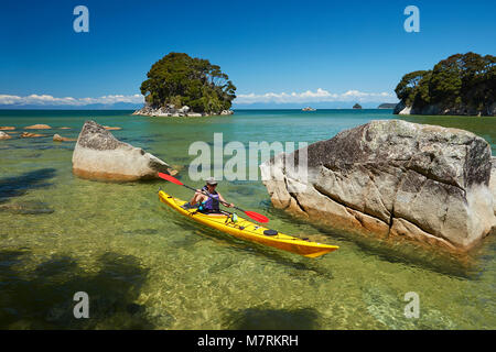 Kayaker, Mosquito Bay, Abel Tasman National Park, Nelson, Südinsel, Neuseeland (Model Released) Stockfoto