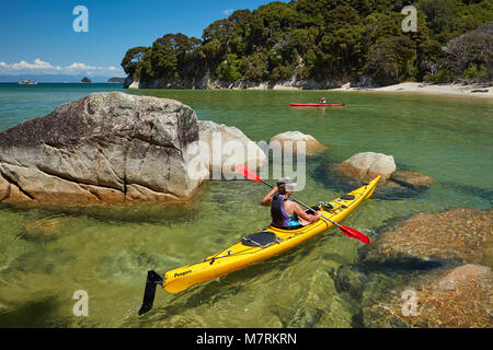 Kajakfahrer, Mosquito Bay, Abel Tasman National Park, Nelson, Südinsel, Neuseeland (Model Released) Stockfoto