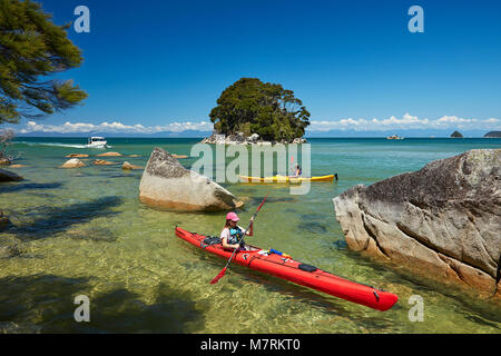 Kajakfahrer, Mosquito Bay, Abel Tasman National Park, Nelson, Südinsel, Neuseeland (Model Released) Stockfoto