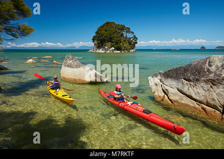 Kajakfahrer, Mosquito Bay, Abel Tasman National Park, Nelson, Südinsel, Neuseeland (Model Released) Stockfoto