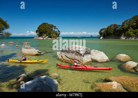 Kajakfahrer, Mosquito Bay, Abel Tasman National Park, Nelson, Südinsel, Neuseeland (Model Released) Stockfoto