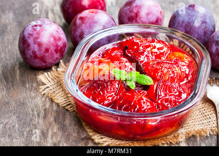 Gebackene Pflaumen mit Karamell und Vanille pod Stockfoto