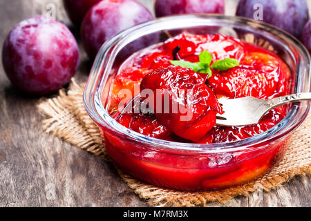 Gebackene Pflaumen mit Karamell und Vanille pod Stockfoto