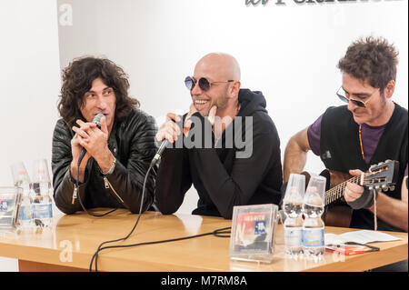 Die negrita treffen in der Öffentlichkeit die Feltrinelli in Neapel und die Kopien ihres neuen Albums Wüste Yacht Club anmelden. (Foto von Sonia Brandolone/Pacific Press) Stockfoto