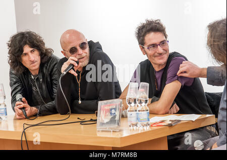 Die negrita treffen in der Öffentlichkeit die Feltrinelli in Neapel und die Kopien ihres neuen Albums Wüste Yacht Club anmelden. (Foto von Sonia Brandolone/Pacific Press) Stockfoto