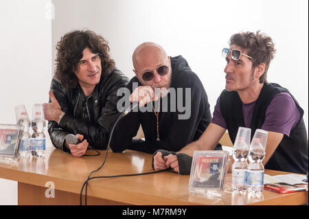 Die negrita treffen in der Öffentlichkeit die Feltrinelli in Neapel und die Kopien ihres neuen Albums Wüste Yacht Club anmelden. (Foto von Sonia Brandolone/Pacific Press) Stockfoto