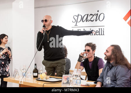 Die negrita treffen in der Öffentlichkeit die Feltrinelli in Neapel und die Kopien ihres neuen Albums Wüste Yacht Club anmelden. (Foto von Sonia Brandolone/Pacific Press) Stockfoto