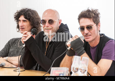 Die negrita treffen in der Öffentlichkeit die Feltrinelli in Neapel und die Kopien ihres neuen Albums Wüste Yacht Club anmelden. (Foto von Sonia Brandolone/Pacific Press) Stockfoto