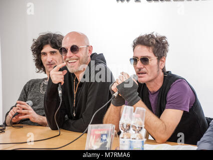 Die negrita treffen in der Öffentlichkeit die Feltrinelli in Neapel und die Kopien ihres neuen Albums Wüste Yacht Club anmelden. (Foto von Sonia Brandolone/Pacific Press) Stockfoto