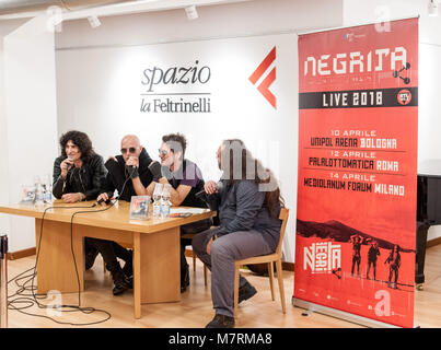 Die negrita treffen in der Öffentlichkeit die Feltrinelli in Neapel und die Kopien ihres neuen Albums Wüste Yacht Club anmelden. (Foto von Sonia Brandolone/Pacific Press) Stockfoto