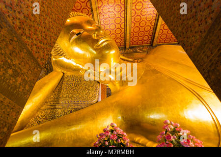 Wat-Pho, Bangkok Thailand: - 3. März, 2018: -: Wat Pho oder der offizielle Name ist Wat Pho, den ältesten Tempel ist das Zuhause ein Paar, Wat Pho eine beliebte mit vi Stockfoto