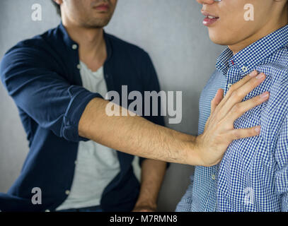Man Push andere Mann Brust, in Argument Stockfoto