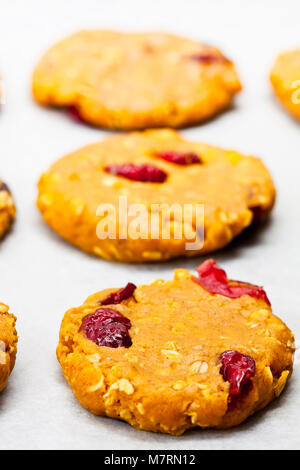 Hausgemachte pumpkin Cookies auf ein Fach Stockfoto