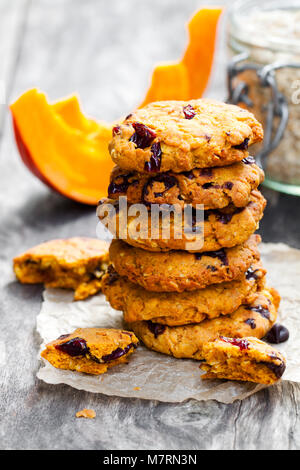 Hausgemachte Kürbis und orange Cookies auf rustikalen Holzmöbeln Hintergrund Stockfoto