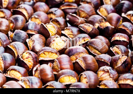 Geröstete Kastanien. Bereit für Essen. Stockfoto