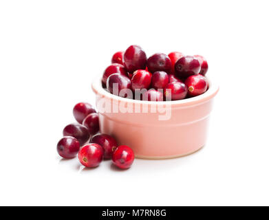 Frische Cranberries in der Schüssel auf weißem Hintergrund Stockfoto