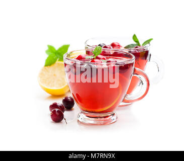 Rote Früchte Tee mit Zitrone und Cranberry auf weißem Hintergrund Stockfoto