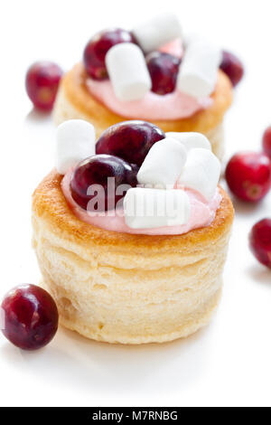 Blätterteig gefüllt mit fruchtiger weichen Frischkäse und Cranberry auf weißem Hintergrund Stockfoto