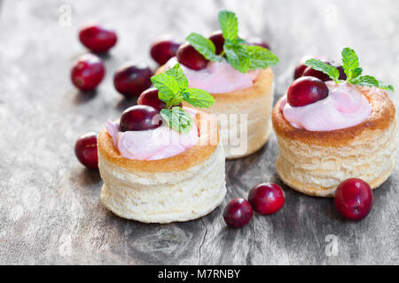 Blätterteig gefüllt mit fruchtiger weichen Frischkäse und Cranberry auf hölzernen Hintergrund Stockfoto