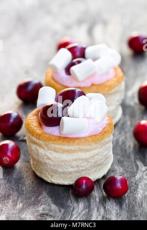 Blätterteig gefüllt mit fruchtiger weichen Frischkäse und Cranberry auf hölzernen Hintergrund Stockfoto