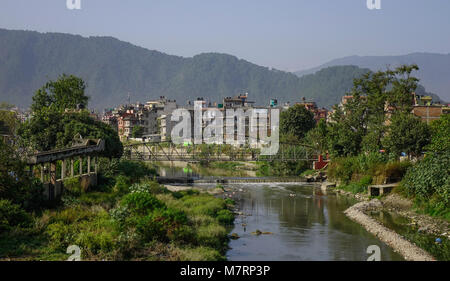 Kathmandu Stadtbild mit einer verschmutzten Fluss. Kathmandu ist die größte Metropole in Nepal, mit einer Bevölkerung von 3 Millionen. Stockfoto