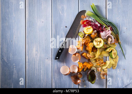 Organische Reste, Küche verschrottet, Abfälle aus pflanzlichen bereit für Recycling und zu kompostieren. Sammeln Essensreste für die Kompostierung. Umweltfreundlich Stockfoto