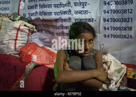 Teenage Mädchen an der Kartika Purnima (Deva-Diwali) Festival, Konhara Ghat, Hajipur, Indien. Stockfoto