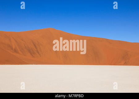 Dreifarbige grafische Wüste mit Dünen, Salzpfanne, Himmel. Sossusvlei, Namibia Stockfoto