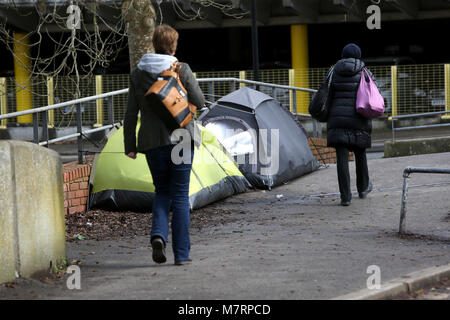 Obdachlosen Zelte dargestellt in Chichester, West Sussex, UK. Stockfoto