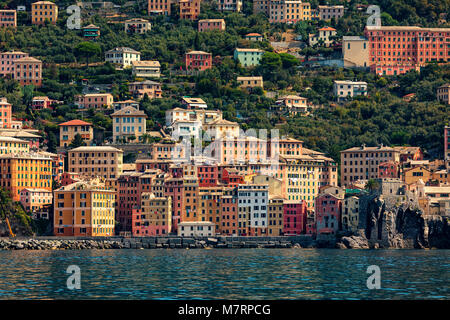 Am Meer von bunten Häusern von Camogli - kleine Stadt am Mittelmeer in Ligurien, Italien. Stockfoto