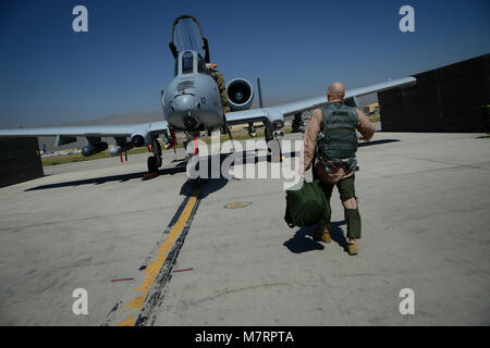 Us Air Force Maj. Vincent Sherer, 455Th Air Expeditionary Wing Piloten, Spaziergänge in Richtung einer A-10 Thunderbolt II Flugzeuge am Flughafen Bagram, Afghanistan August 5, 2014. Sherer hat fliegt seit 12 Jahren und hat in Bagram vier Mal eingesetzt. Er ist von Davis-Monthan Air Force Base, Ariz und ein Eingeborener von Portland, Erz (USA bereitgestellt Air Force Foto: Staff Sgt. Evelyn Chavez/Freigegeben) 455th Air Expeditionary Wing Flughafen Bagram, Afghanistan Stockfoto