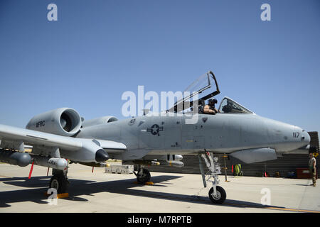 Us Air Force Maj. Vincent Sherer, 455Th Air Expeditionary Wing Piloten bereitet sich auf den Start am Flughafen Bagram, Afghanistan August 5, 2014. Als A-10 Thunderbolt II Pilot, eine enge Luftunterstützung für die Bodentruppen in Afghanistan im Einsatz. Sherer ist von Davis-Monthan Air Force Base, Ariz und ein Eingeborener von Portland, Erz (USA bereitgestellt Air Force Foto: Staff Sgt. Evelyn Chavez/Freigegeben) 455th Air Expeditionary Wing Flughafen Bagram, Afghanistan Stockfoto