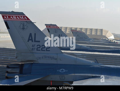 Mehrere US Air Force F-16 "Fighting Falcons "Zugeordnet zu den 100 Expeditionary Fighter Squadron "Red Tails" sitzen am Flughafen Bagram, Afghanistan August 7, 2014. Die F-16 "Fighting Falcon" ist eine kompakte, multi-role Fighter Aircraft, die sehr wendig in der Luft-zu-Luft bekämpfen und Luft-Boden-Angriffe. Das Gerät ist von der 187. Fighter Wing in Montgomery, Ala (USA bereitgestellt Air Force Foto: Staff Sgt. Evelyn Chavez/Freigegeben) 455th Air Expeditionary Wing Flughafen Bagram, Afghanistan Stockfoto