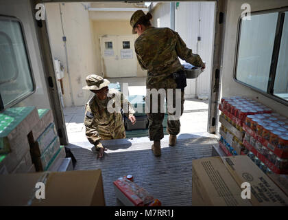 (Von links) der US Air Force Master Sgt. Janet Budzinack, 455Th Expeditionary Medizinischer Support Squadron Ernährungsmedizin Flug Chief und Staff Sgt. Dawn Spence,, 455Th ums Ernährungsmedizin Diät Techniker Mahlzeiten entladen aus einem Lkw für Patienten, die an der Craig gemeinsame Theater Krankenhaus 13. Mai am Flughafen Bagram, Afghanistan. Als Teil der Ernährungsmedizin, bieten sie Ernährung Pflege und Qualität Foodservice bei gleichzeitiger Förderung der militärischen Bereitschaft und der Wellness. Budzinack ist von der Wright-Patterson Air Force Base, Ohio und ein Eingeborener von Fontana, Kalifornien, Spence ist von Lackland eingesetzt waren, Stockfoto