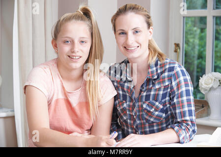 Portrait von weiblichen Home Tutor hilft Mädchen mit Studien Stockfoto