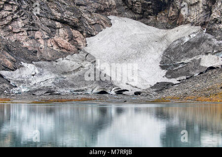 Unteren Teil des Boyabreen Gletscher spiegelt sich auf dem Brevatnet See im Nationalpark Jostedalsbreen, Norwegen. Stockfoto