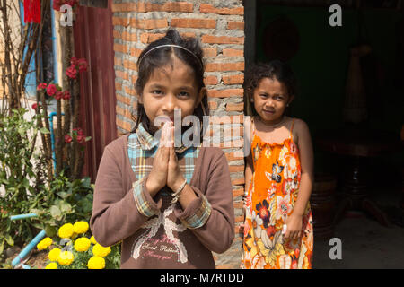 Kambodscha Kind - eine junge kambodschanische Mädchen, ein Gruß Zeichen, Phnom Penh, Kambodscha Asien Stockfoto