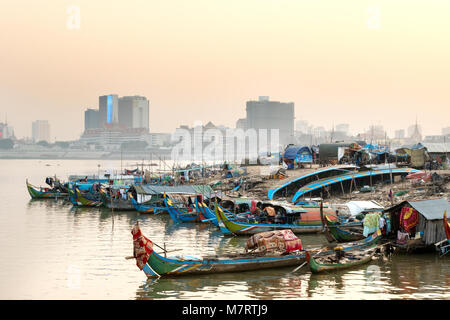 Kambodscha - reich und arm Kontrast - ein schwimmendes Dorf auf dem Mekong Fluss vor der modernen Hotels, Mekong, Phnom Penh, Kambodscha Asien Stockfoto