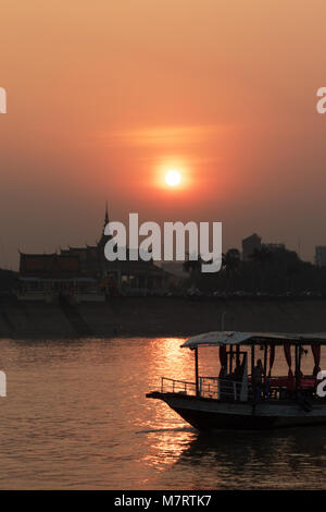 Kambodscha Sonnenuntergang - Mekong Fluss auf einer Mekong Kreuzfahrt, Phnom Penh, Kambodscha Asien Stockfoto