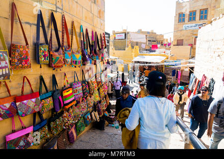 Jaisalmer, Indien - 28 Dez 2018: Menschen zu Fuß durch die Einkaufsstraßen von golden Jaisalmer Fort. Dieser Sandstein fort ist Indiens nur lebende fort und die Wände sind mit waren für die Menschen zu kaufen geschmückt Stockfoto