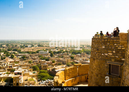 Jaisalmer, Indien - 28 Dez 2018: Leute schießen Fotos von der Oberseite der berühmten Golden Fort in Jaisalmer. Dieses Wahrzeichen ist das in Indien nur lebende fort und ein architektonisches Wunderwerk Stockfoto