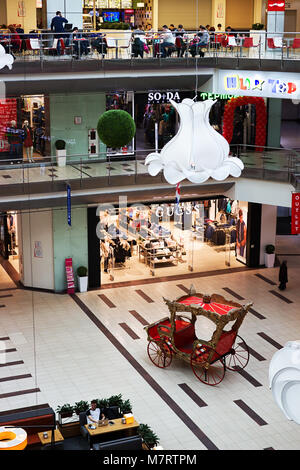 Shopping Centr. Rote Schlitten in der Mall interior Stockfoto