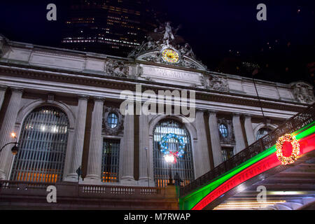 Die Grand Central Station Eingang Alle heraus für die Weihnachtsfeiertage geschmückt. Stockfoto