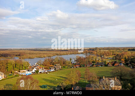 Ein Blick über die Mälzerei Breite auf der Norfolk Broads vom Turm der Pfarrkirche in Ranworth, Norfolk, England, Vereinigtes Königreich, Europa. Stockfoto