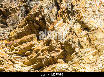 Steil gezackten Golden felsigen Hang in der Santa Monica Mountains im Malibu, Kalifornien, USA Stockfoto